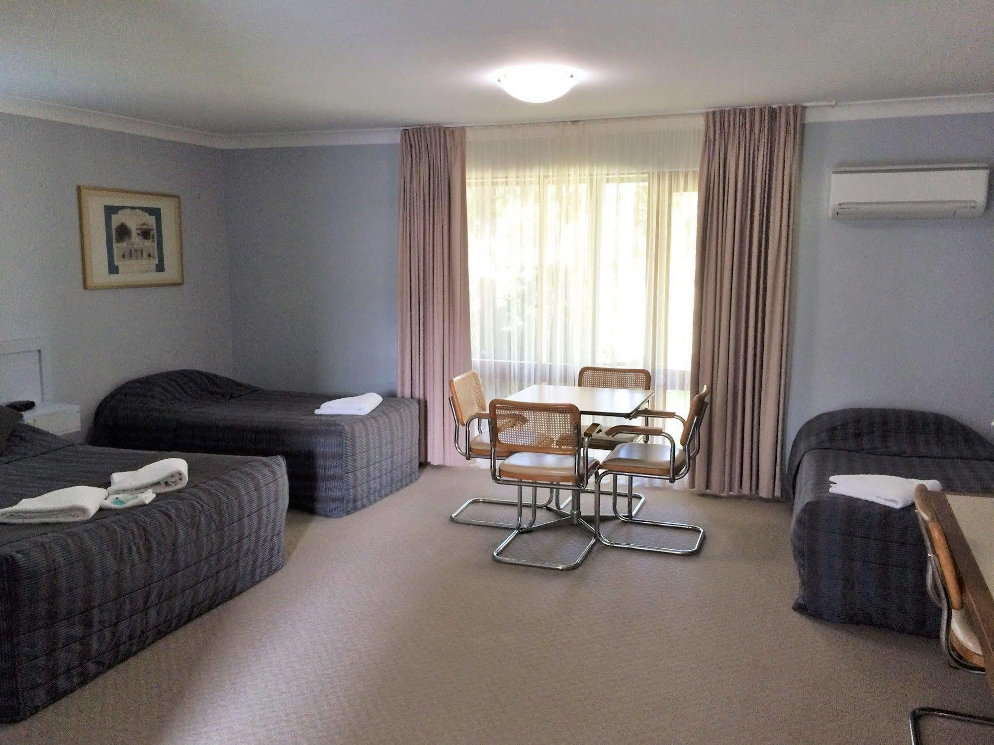 Town & Country Motor Inn Forbes Exterior photo
