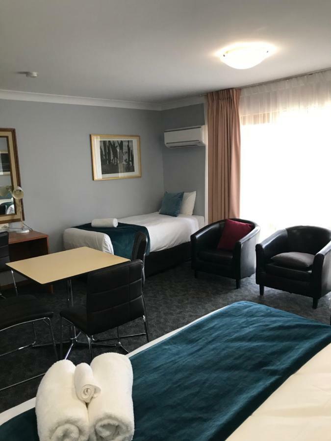 Town & Country Motor Inn Forbes Exterior photo